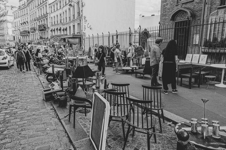 vide-grenier dans les rues de Paris