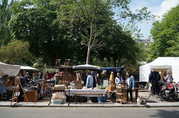 stands sur la brocante de la rue de Bretagne en 2016