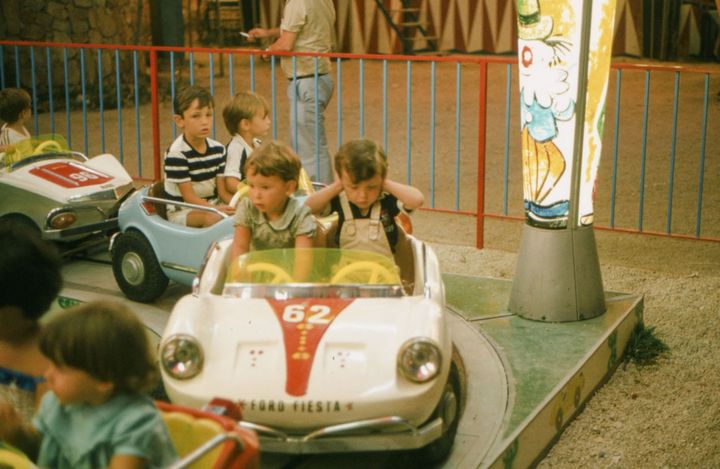 des enfants sur un manèg