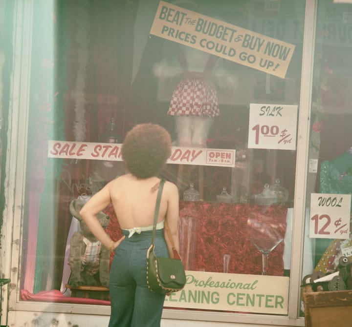 femme devant une devanture de boutique